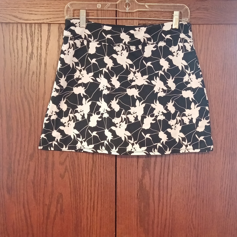 Tranquility Athletic Skirt Black and White Flowers